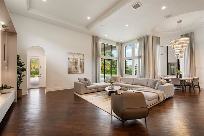 Image No.30-6 Bed Property for sale