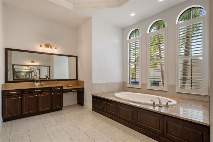 Image No.47-6 Bed Property for sale