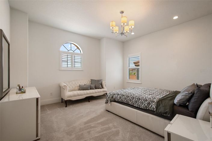 Image No.67-6 Bed Property for sale