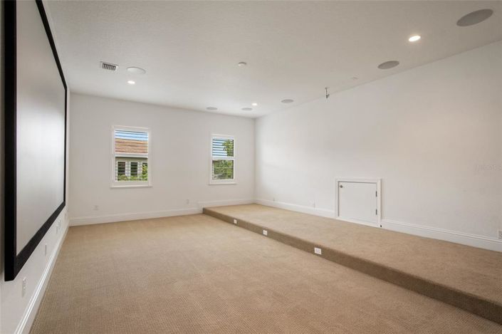 Image No.70-6 Bed Property for sale