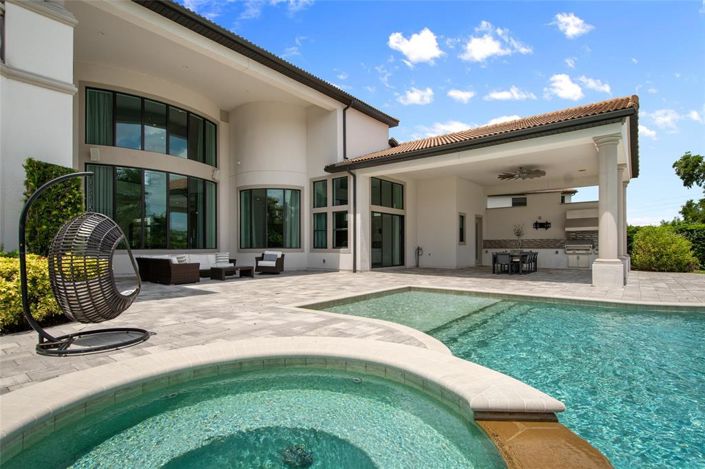 Image No.84-6 Bed Property for sale