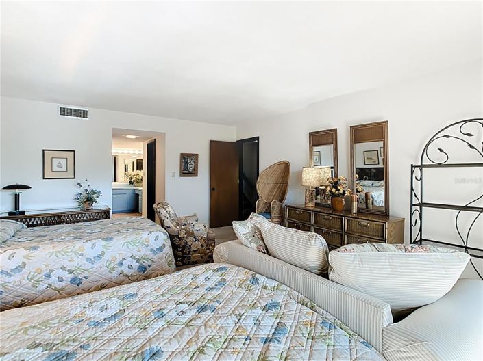 Image No.27-2 Bed Townhouse for sale