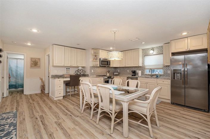 Image No.22-8 Bed Property for sale