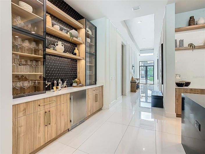 Image No.12-9 Bed Property for sale