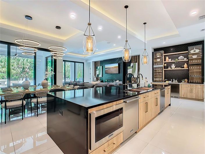 Image No.15-9 Bed Property for sale