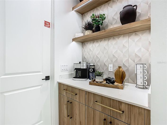 Image No.25-9 Bed Property for sale