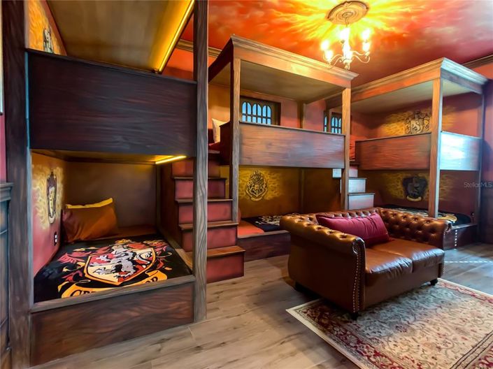 Image No.28-9 Bed Property for sale