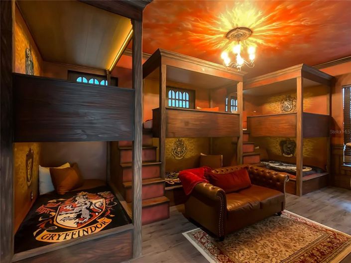 Image No.4-9 Bed Property for sale