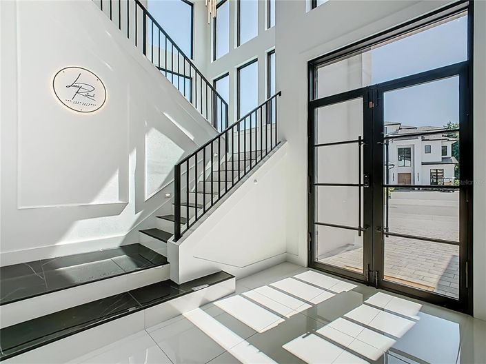 Image No.5-9 Bed Property for sale