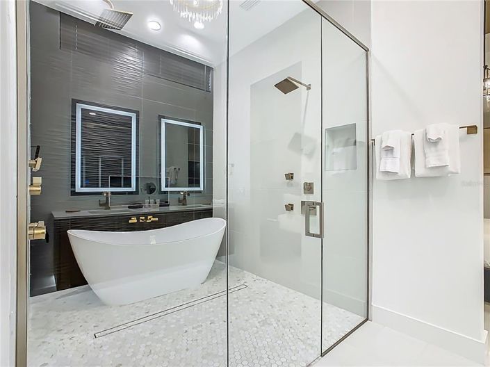 Image No.53-9 Bed Property for sale