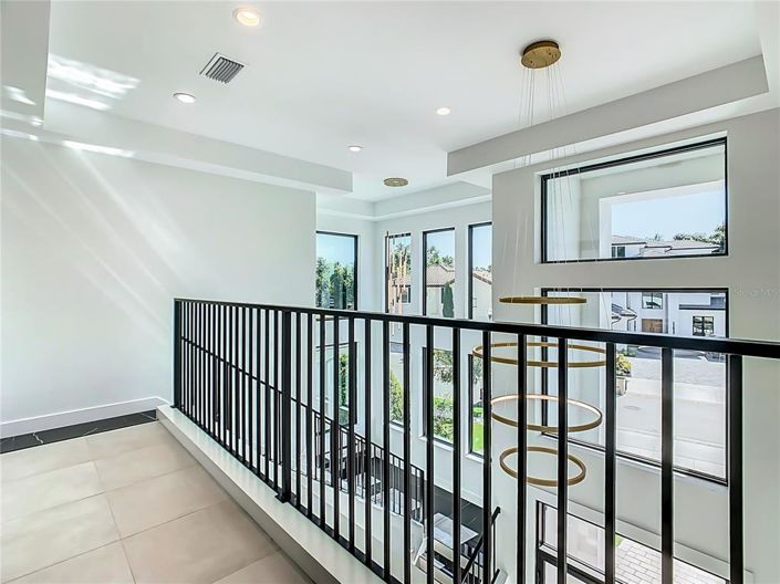 Image No.60-9 Bed Property for sale