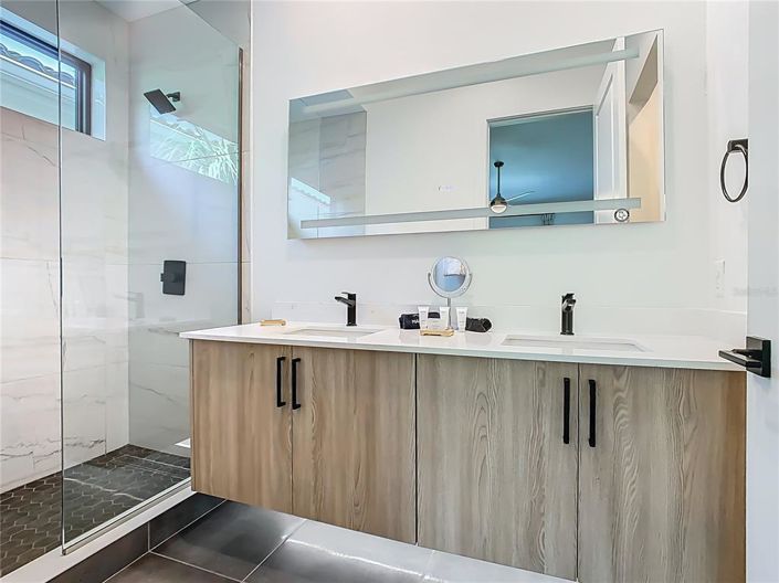 Image No.63-9 Bed Property for sale