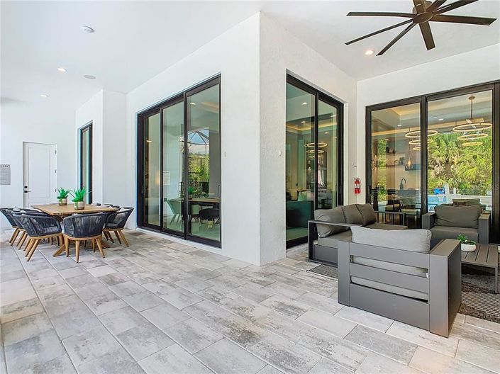 Image No.72-9 Bed Property for sale