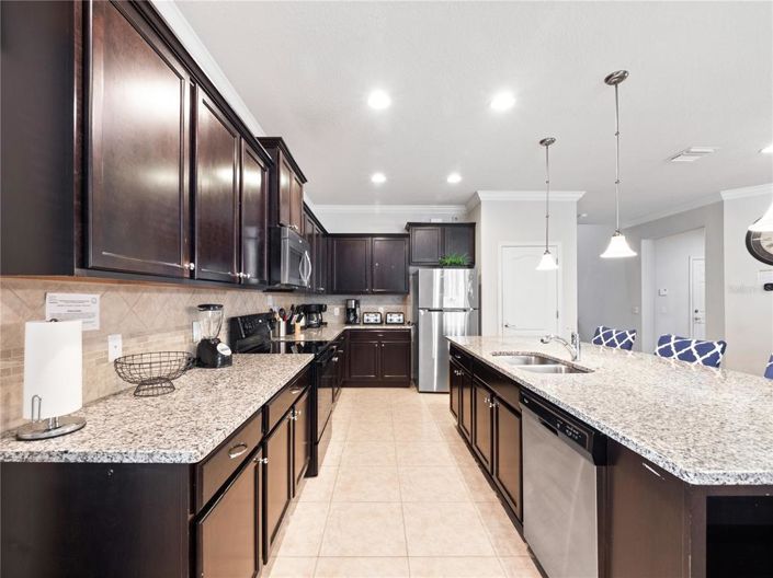 Image No.10-8 Bed Property for sale