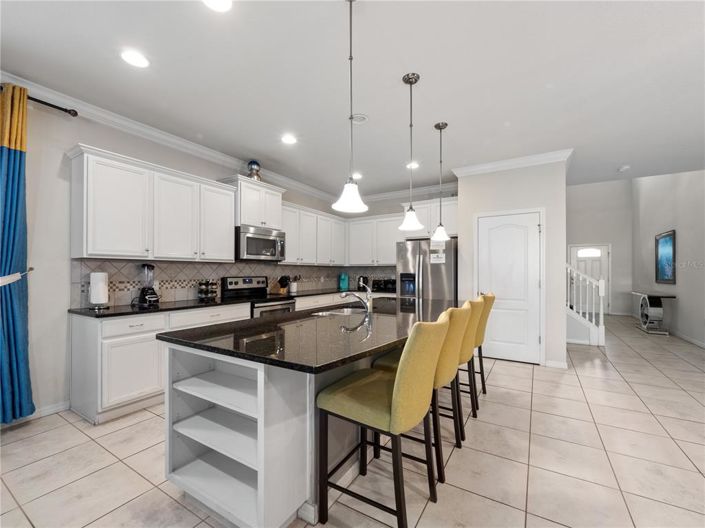 Image No.8-8 Bed Property for sale