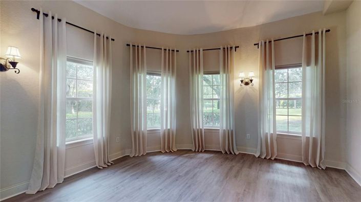 Image No.17-6 Bed Property for sale