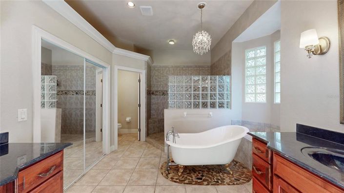 Image No.6-6 Bed Property for sale