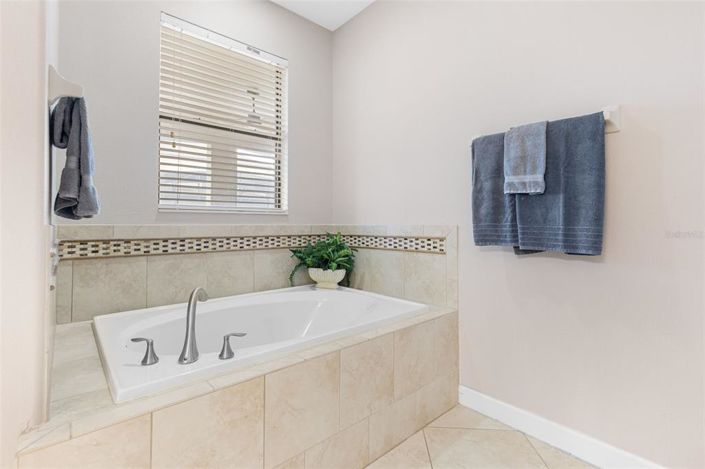 Image No.24-8 Bed Property for sale