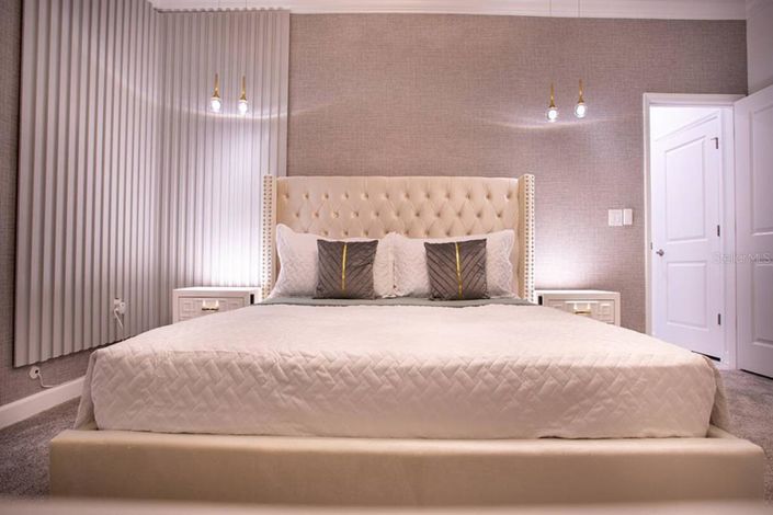 Image No.10-7 Bed Property for sale