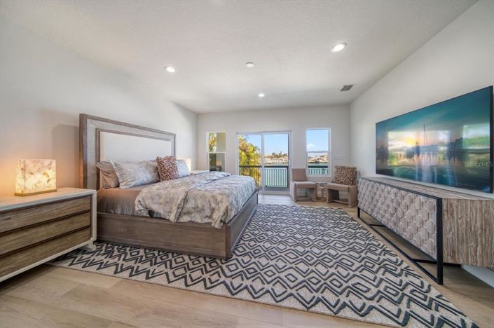 Image No.30-4 Bed Property for sale