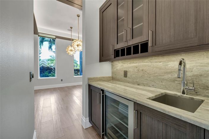 Image No.12-8 Bed Property for sale