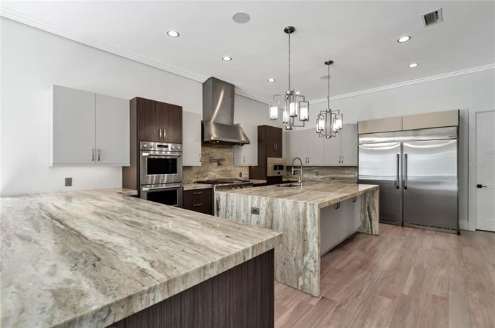 Image No.13-8 Bed Property for sale