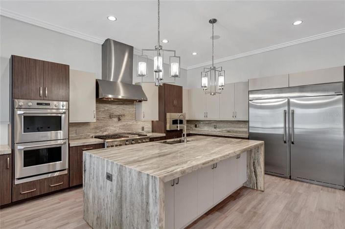 Image No.14-8 Bed Property for sale