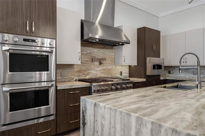 Image No.15-8 Bed Property for sale