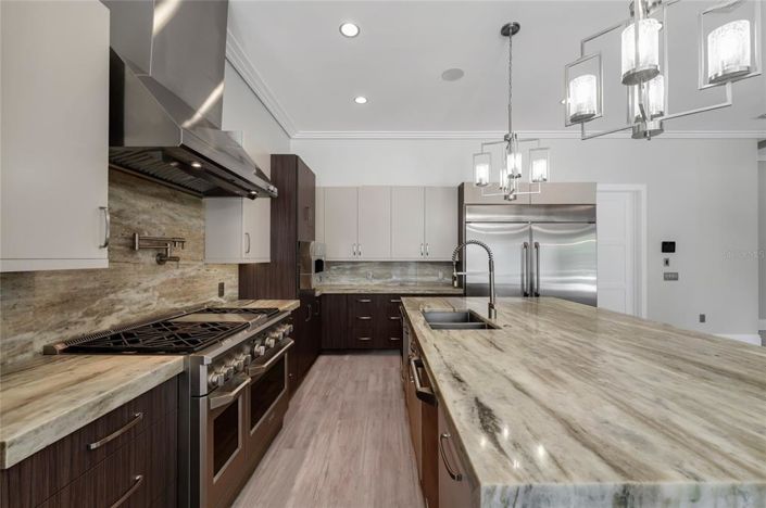 Image No.16-8 Bed Property for sale