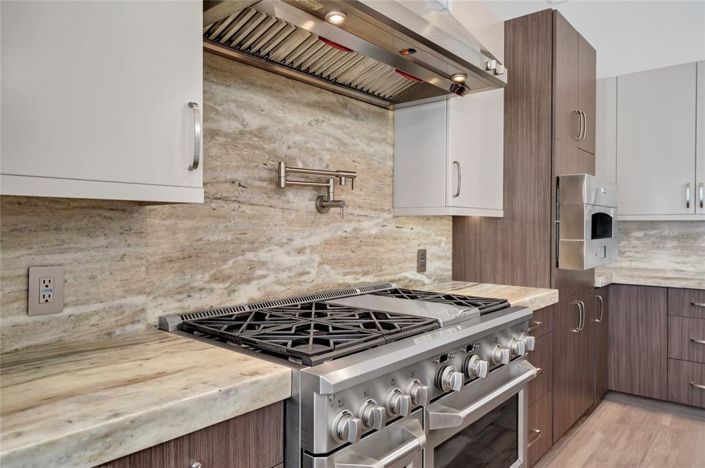 Image No.17-8 Bed Property for sale