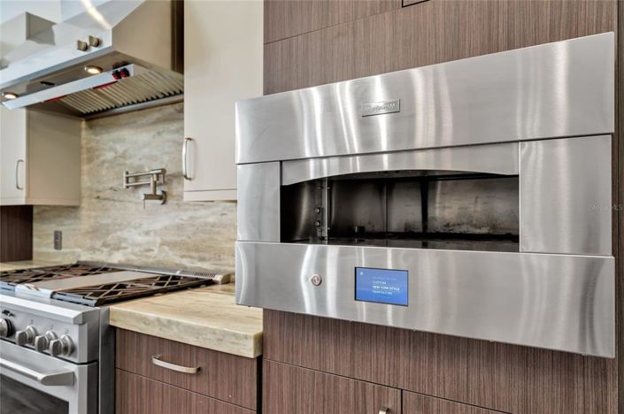 Image No.18-8 Bed Property for sale