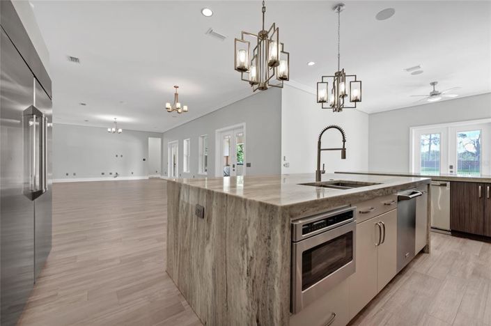 Image No.19-8 Bed Property for sale