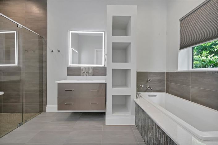 Image No.33-8 Bed Property for sale