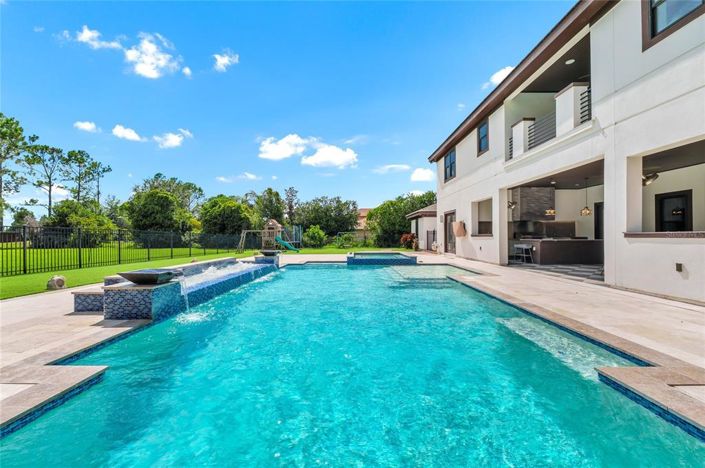 Image No.4-8 Bed Property for sale