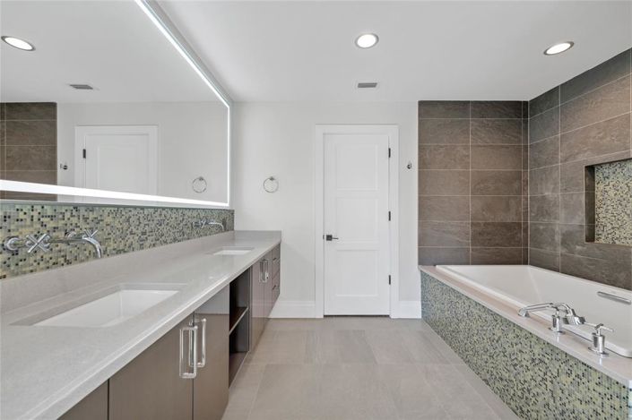 Image No.45-8 Bed Property for sale