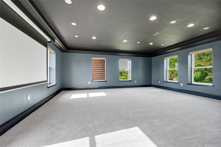 Image No.50-8 Bed Property for sale