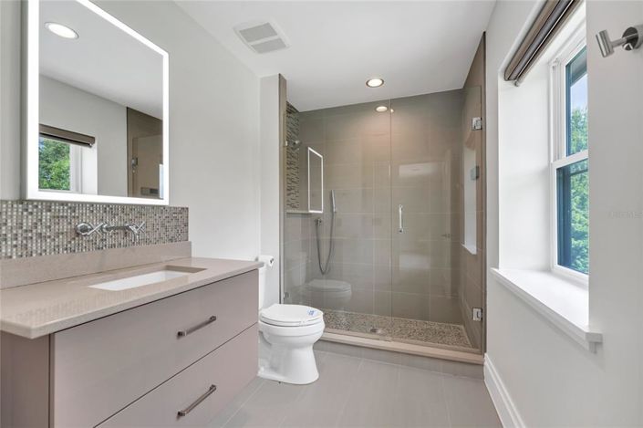 Image No.60-8 Bed Property for sale