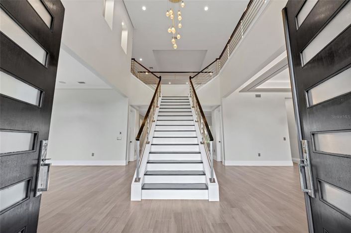 Image No.8-8 Bed Property for sale