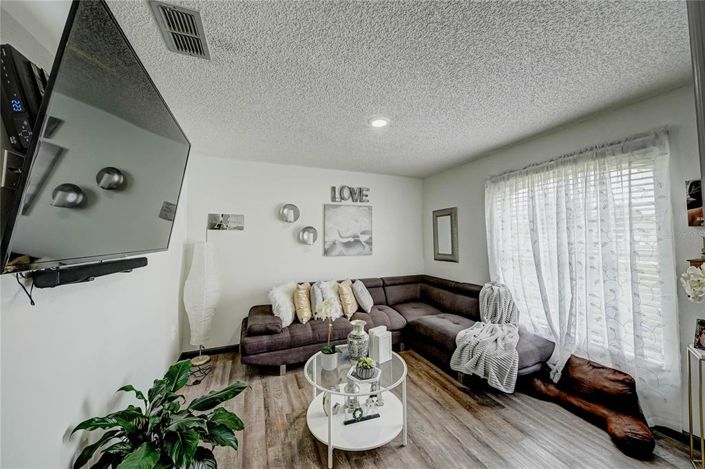 Image No.6-6 Bed Property for sale