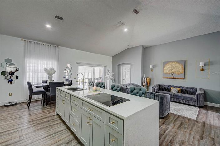 Image No.9-6 Bed Property for sale