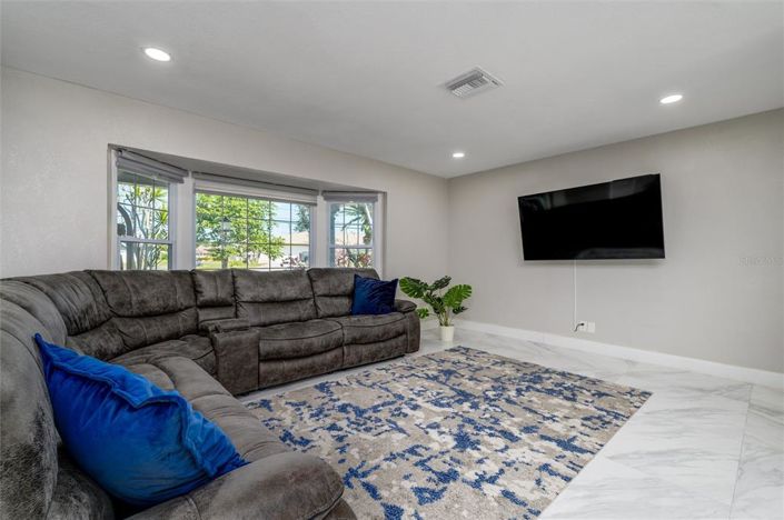 Image No.10-3 Bed Property for sale