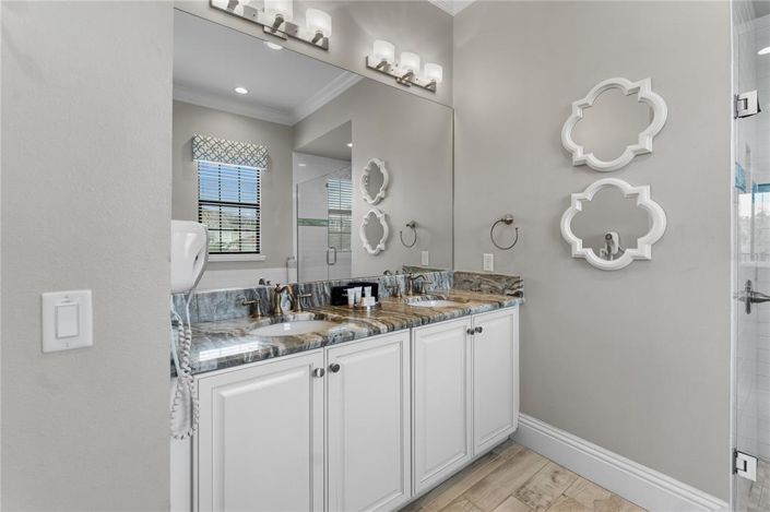 Image No.63-11 Bed Property for sale