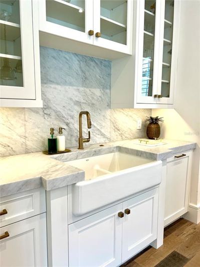 Image No.12-5 Bed Property for sale