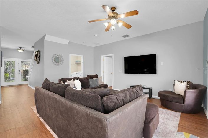 Image No.10-6 Bed Property for sale