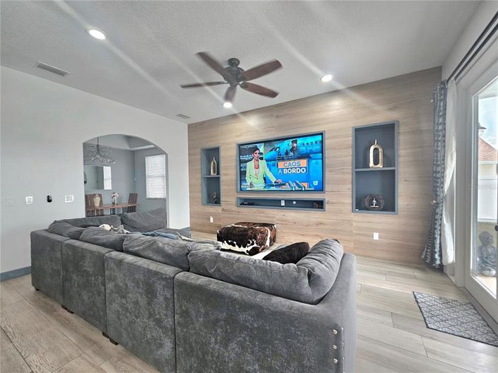 Image No.16-5 Bed Property for sale