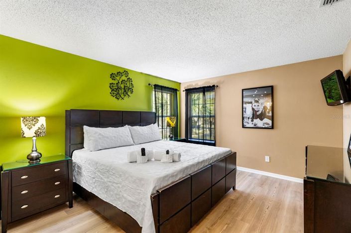 Image No.17-7 Bed Property for sale