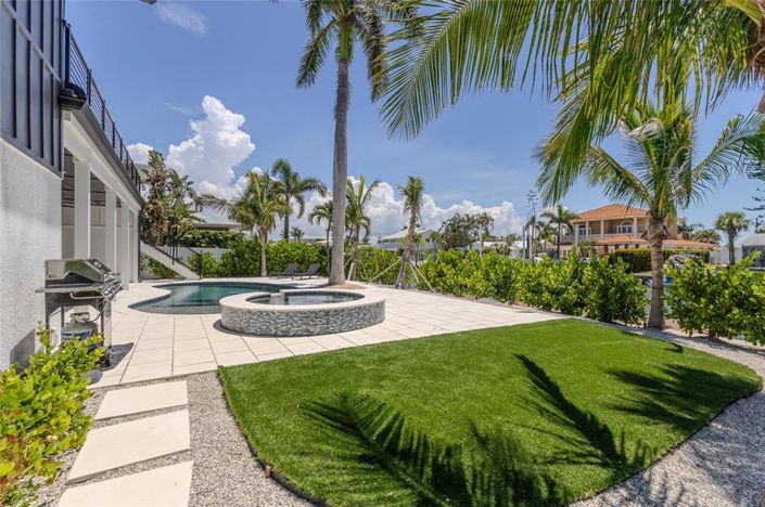 Image No.11-6 Bed Property for sale