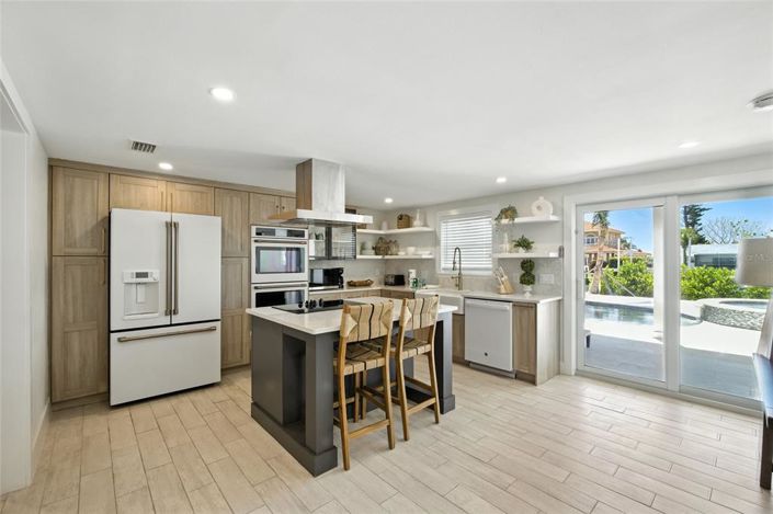 Image No.13-6 Bed Property for sale