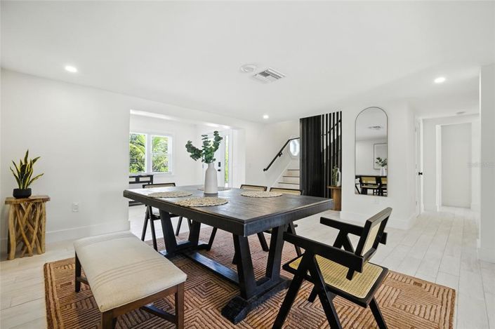 Image No.17-6 Bed Property for sale