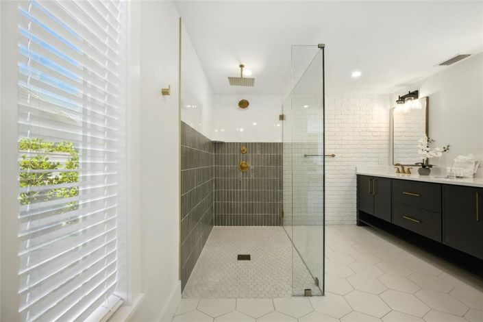 Image No.22-6 Bed Property for sale